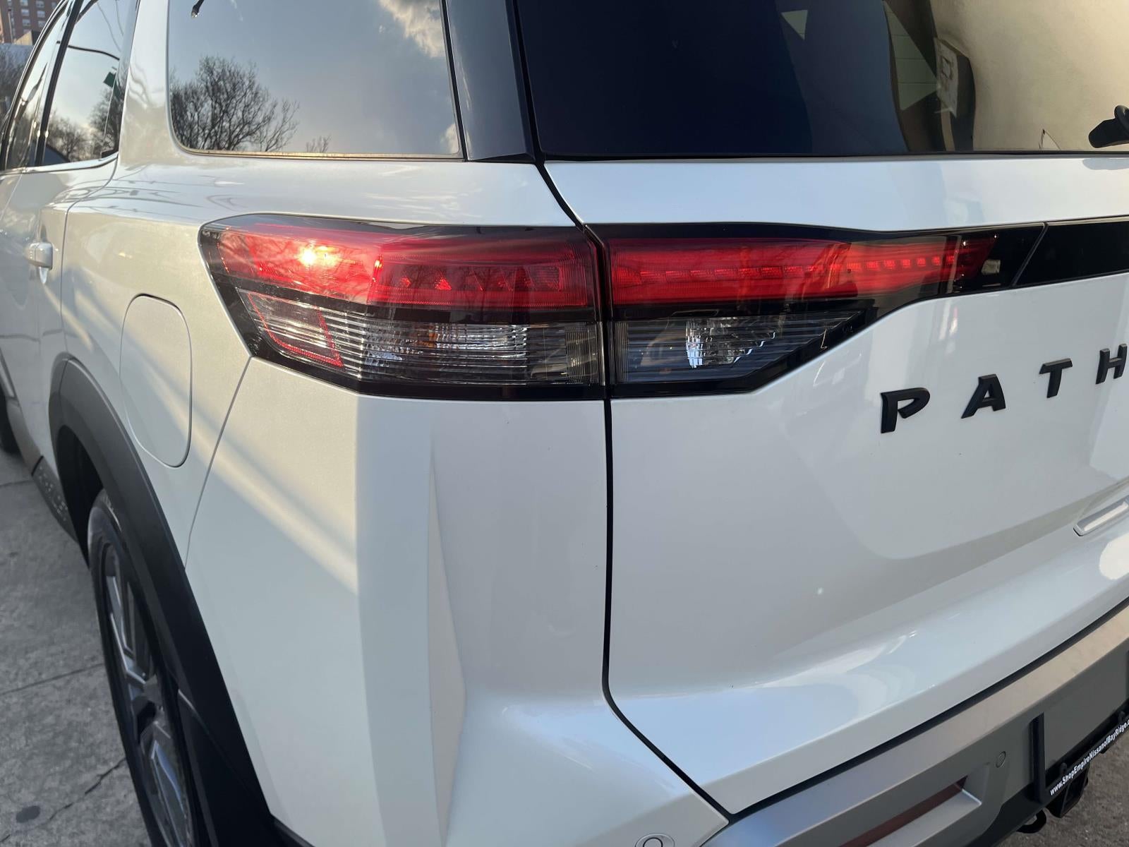 2023 Nissan Pathfinder SL 4WD