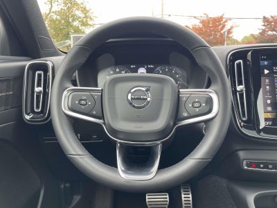 2022 Volvo XC40 T5 R-Design