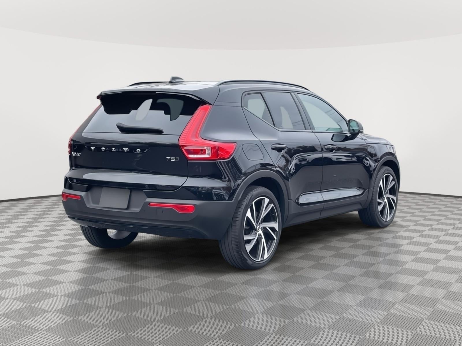 2022 Volvo XC40 T5 R-Design