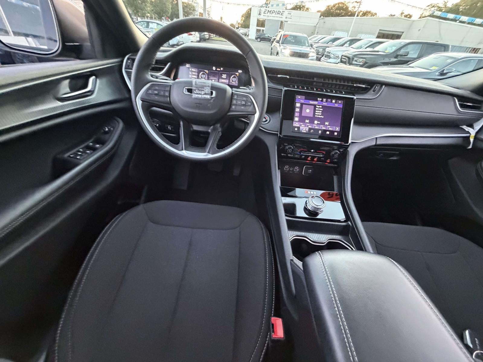 2025 Jeep Grand Cherokee Laredo X 4x4