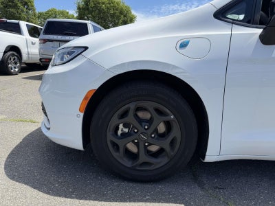 2024 Chrysler Pacifica Hybrid S Appearance Pkg