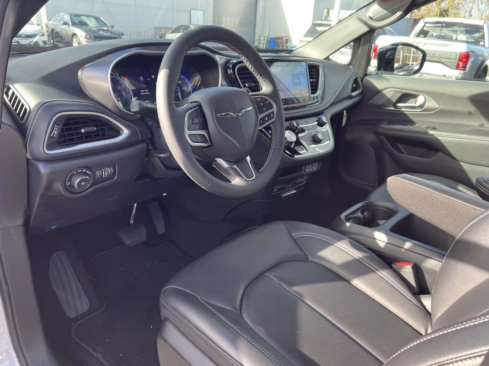 2025 Chrysler Pacifica Select