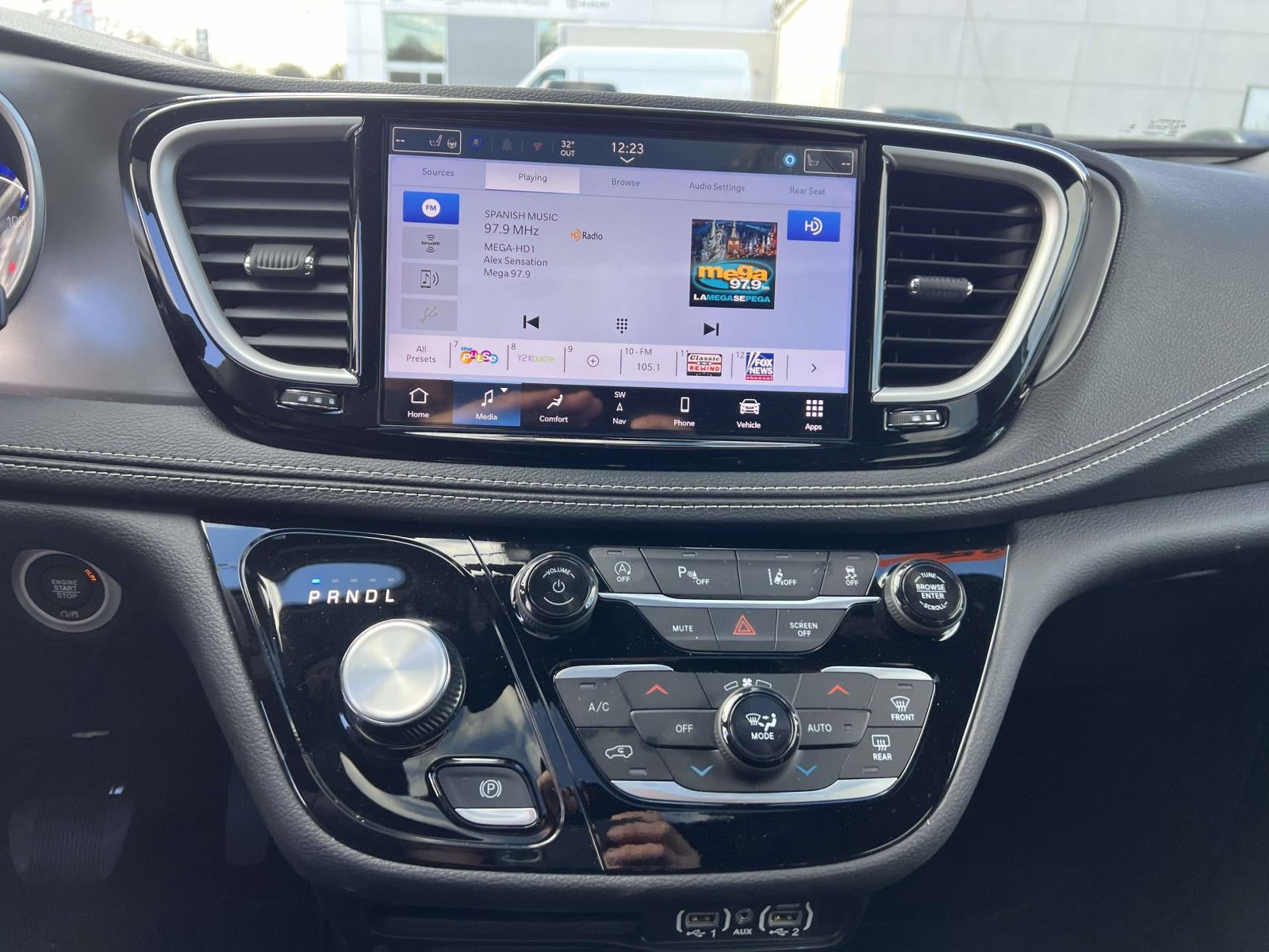 2025 Chrysler Pacifica Select