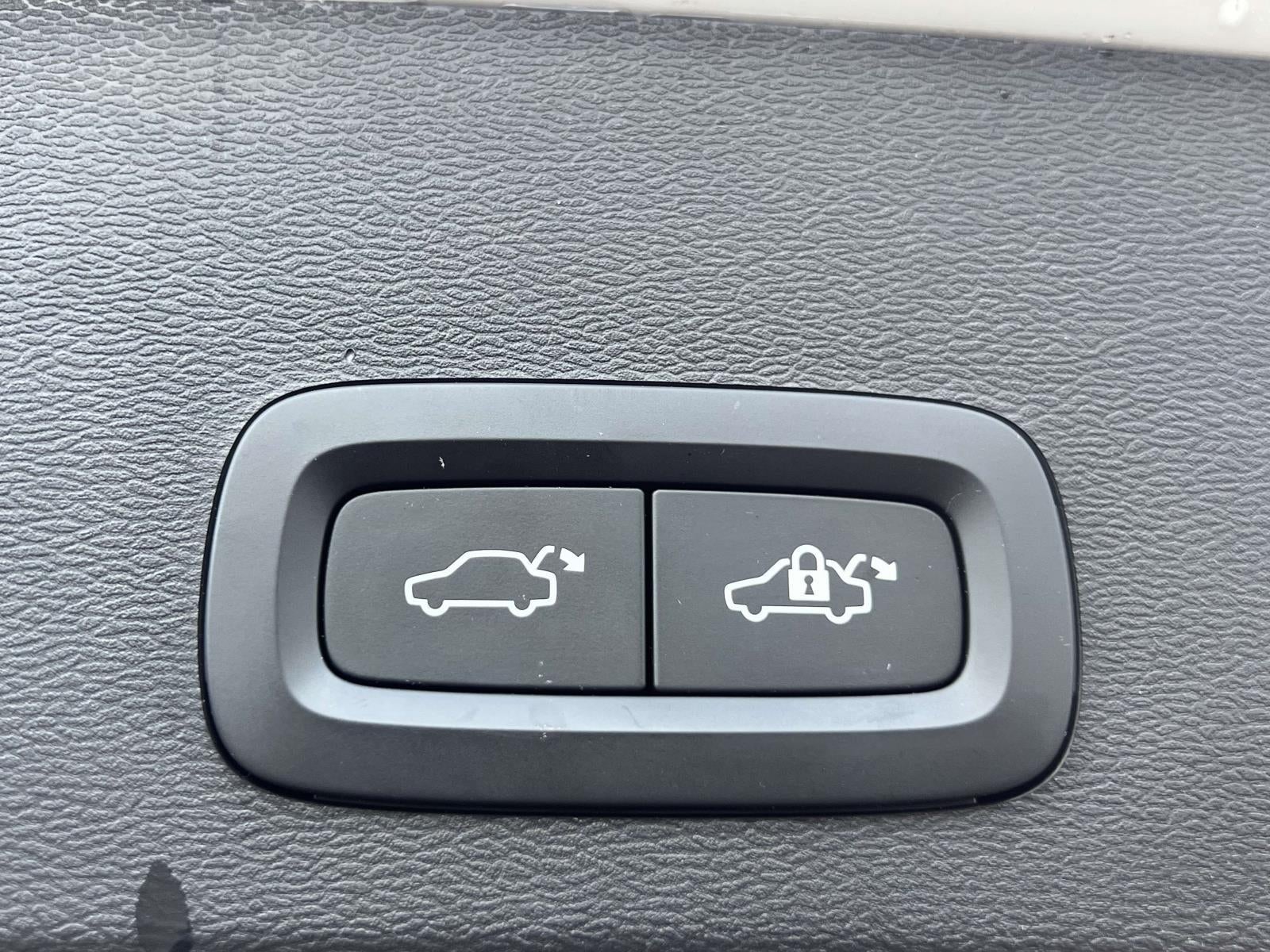 2023 Volvo XC40 B5 Ultimate Bright Theme