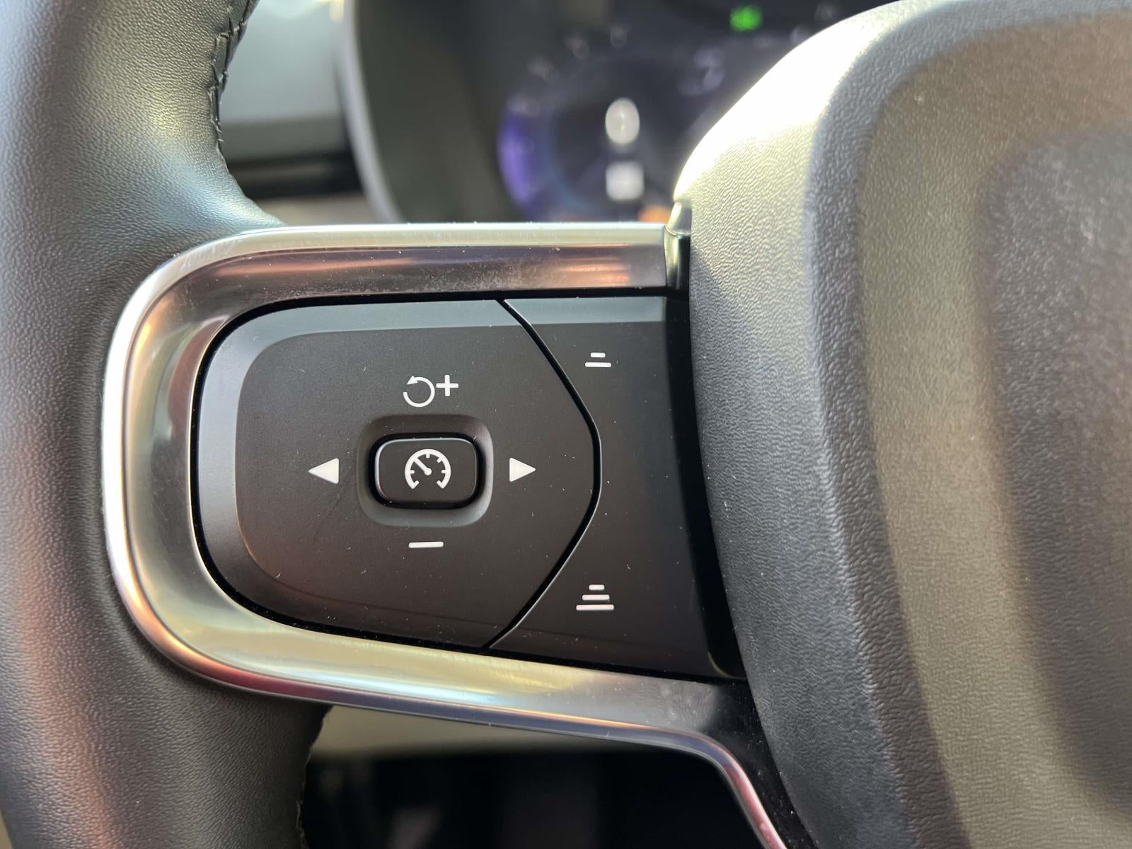 2023 Volvo XC40 B5 Ultimate Bright Theme