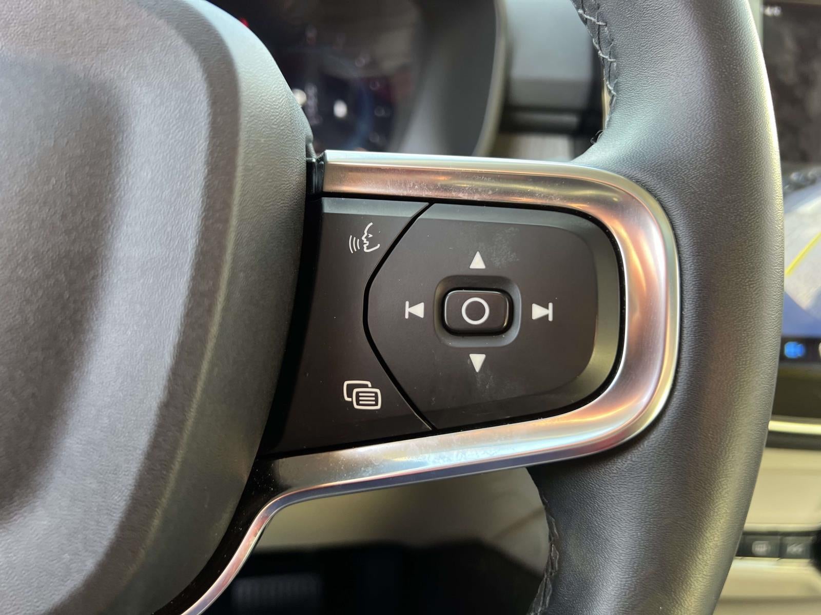 2023 Volvo XC40 B5 Ultimate Bright Theme