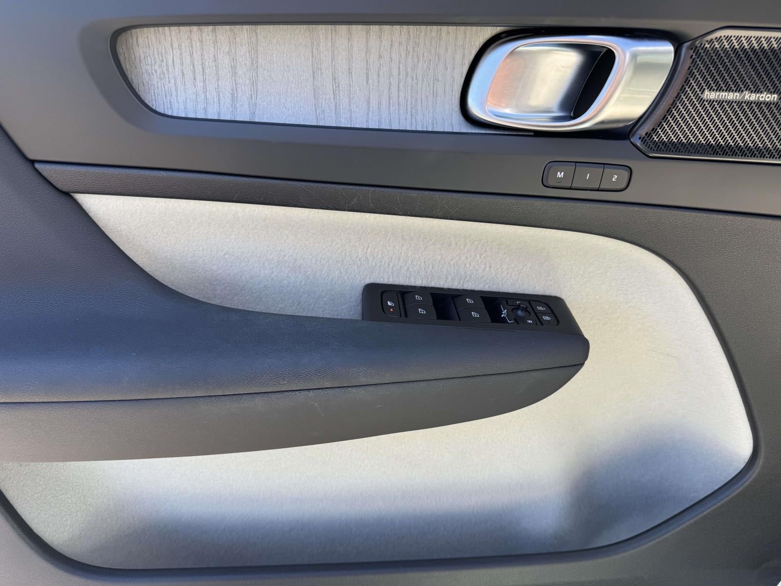 2023 Volvo XC40 B5 Ultimate Bright Theme