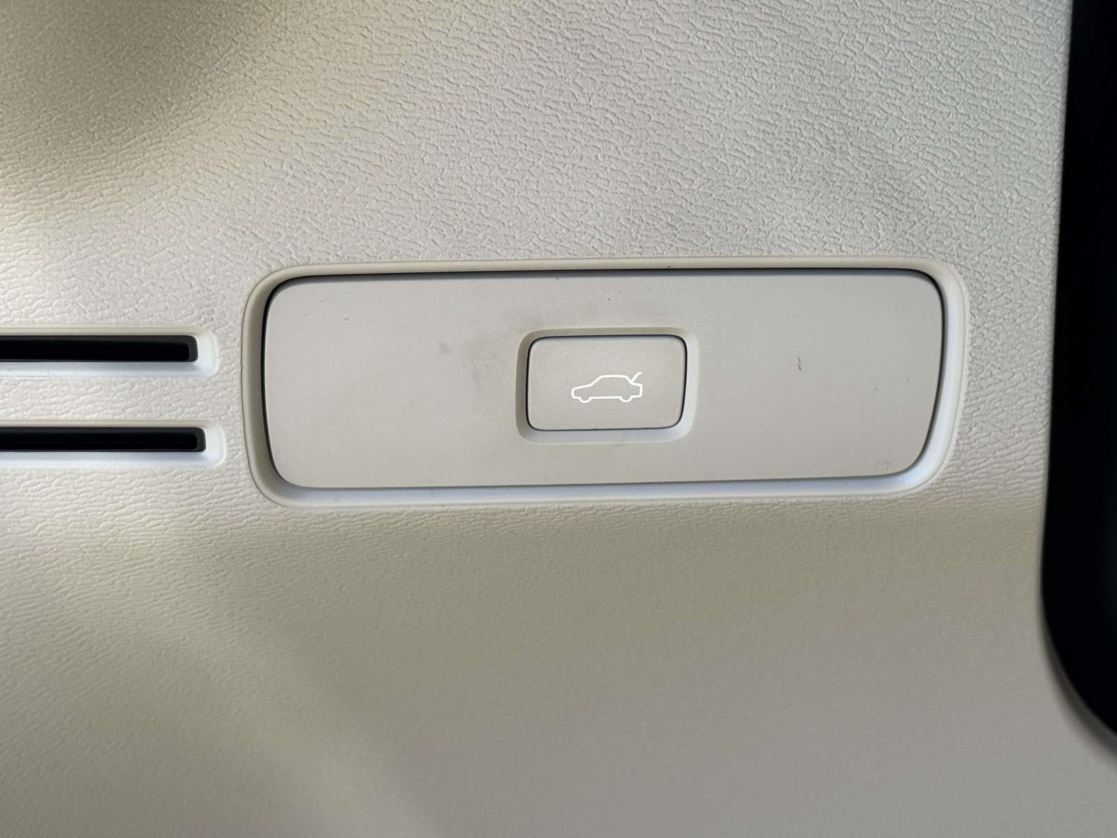 2023 Volvo XC40 B5 Ultimate Bright Theme