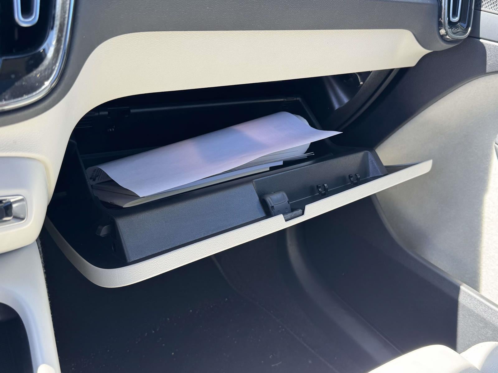 2023 Volvo XC40 B5 Ultimate Bright Theme